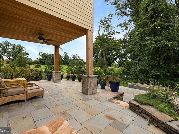 3rd image of 3000 Shepperd Rd