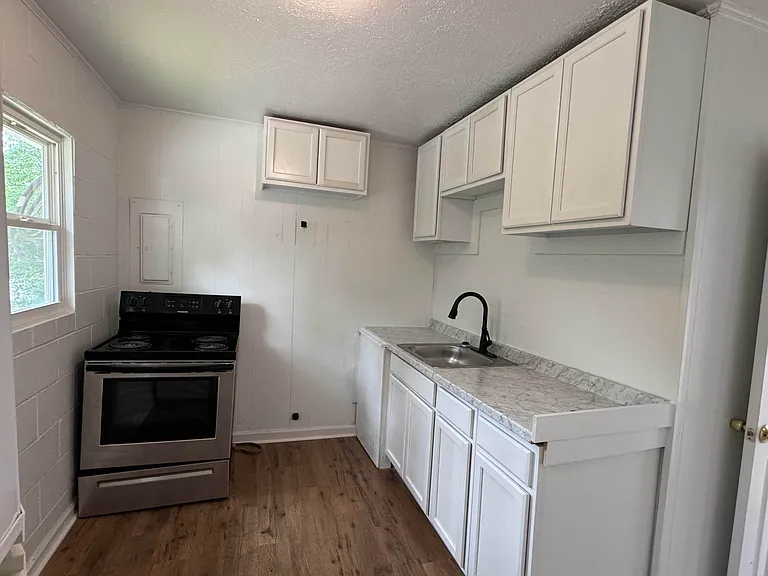 532 Hampton Ave NW — Photo 2