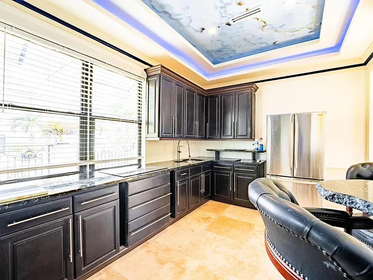 1325 N Mangonia Dr — Photo 6