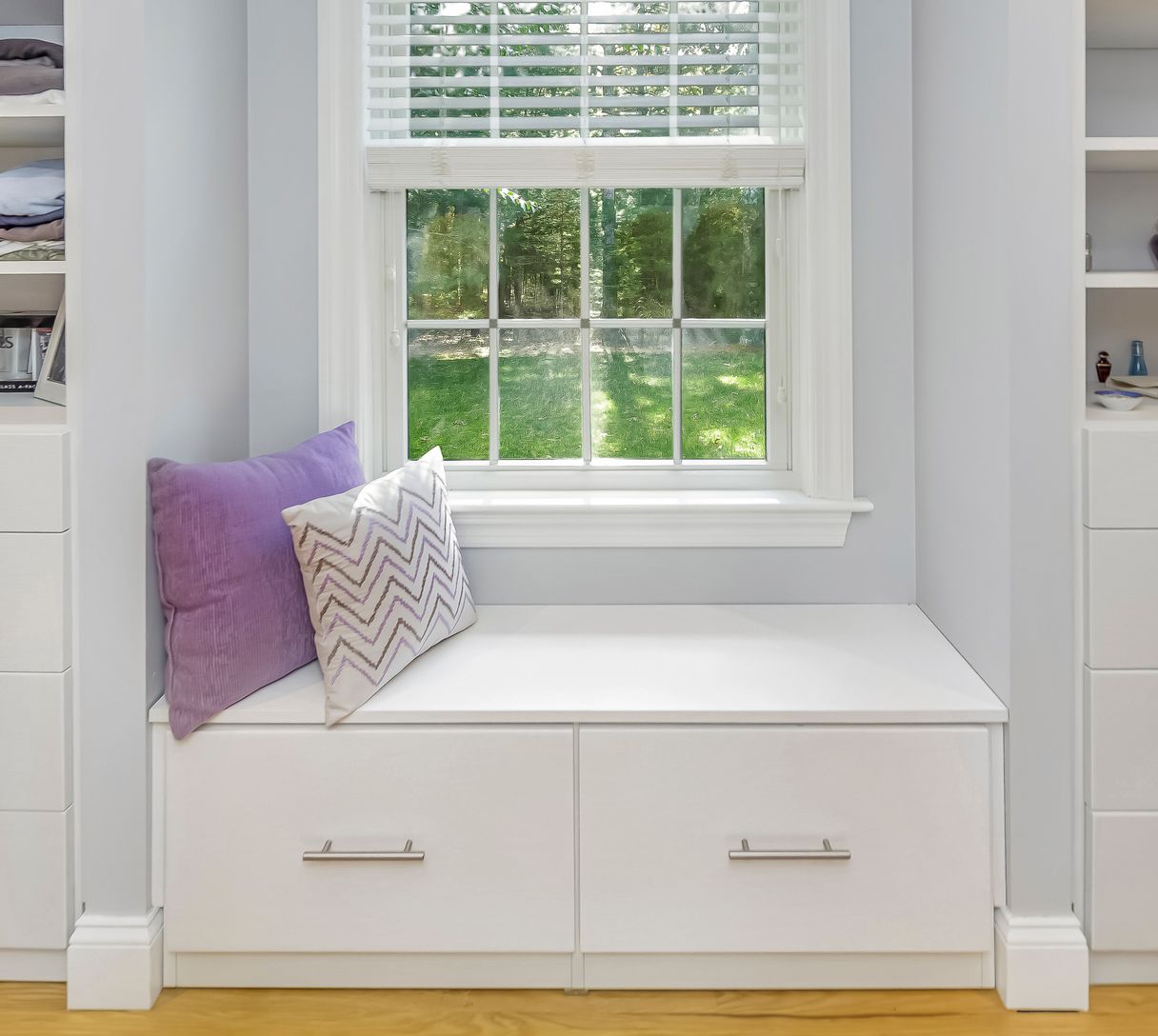  Bonus storage & seating in primary closet