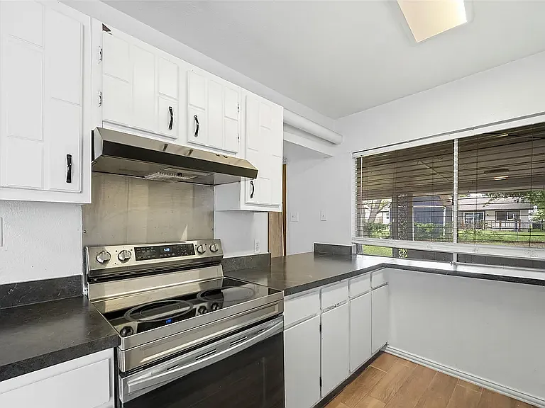 1606 Natches Dr — Photo 3