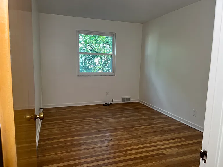 First bedroom (9.5' x 14')