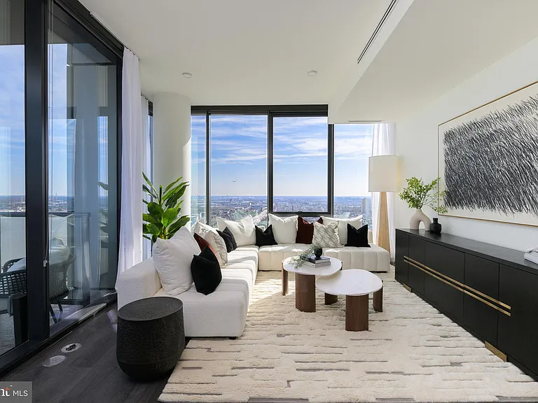 1-5 Dock St #Penthouse 2904 — Photo 2