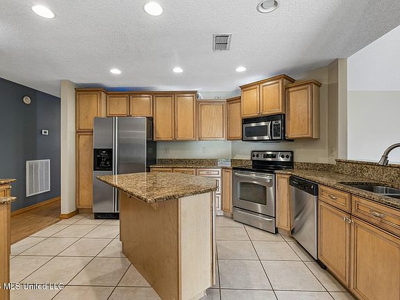 3rd image of 682 Oahu St