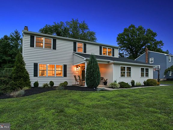 4th image of 75 Hawthorne Ln
