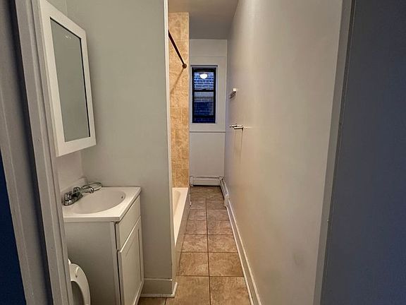 4th image of 325 34th St APT D4