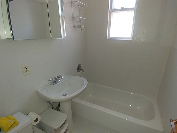 4th image of 3054 12th St APT 2R