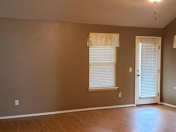 Entry, Living, Ceiling fan