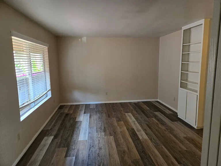 1425 Essex St — Photo 3