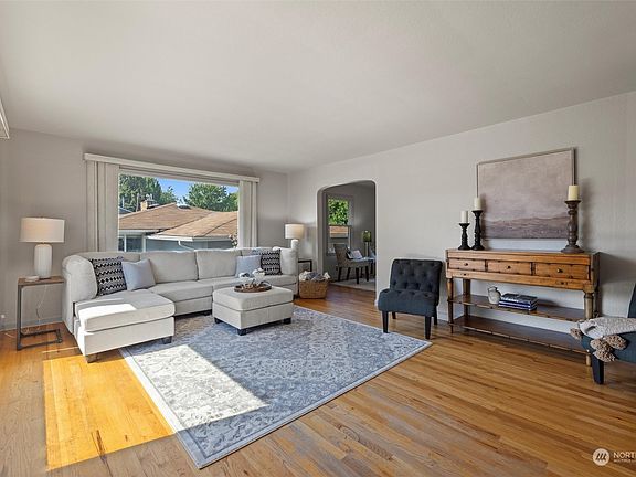 3rd image of 115 NE Birch Avenue