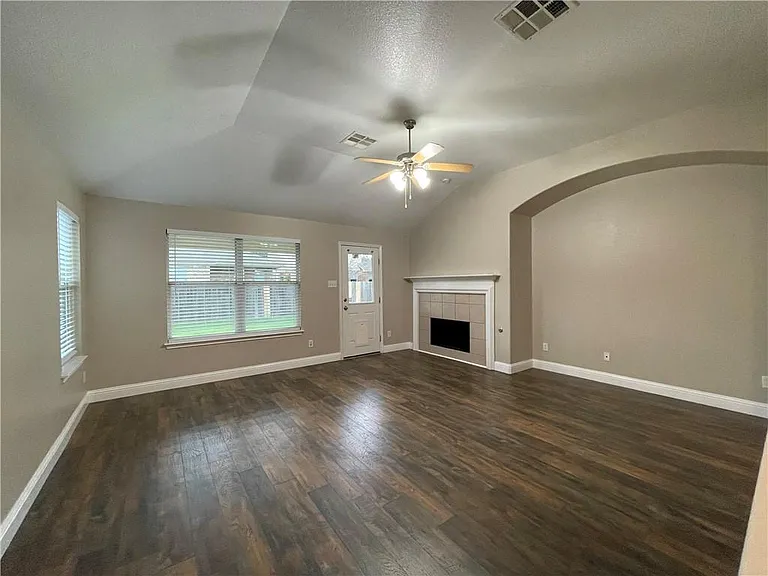 18512 Sandy Bottom Dr — Photo 4