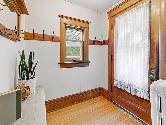 3rd image of 924 W Grand AVENUE