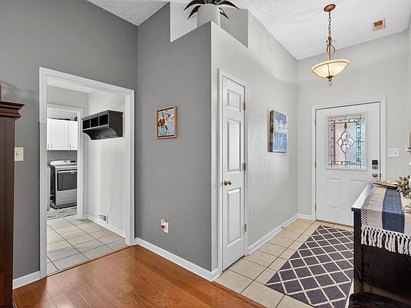 2nd image of 2208 Emerald Ct