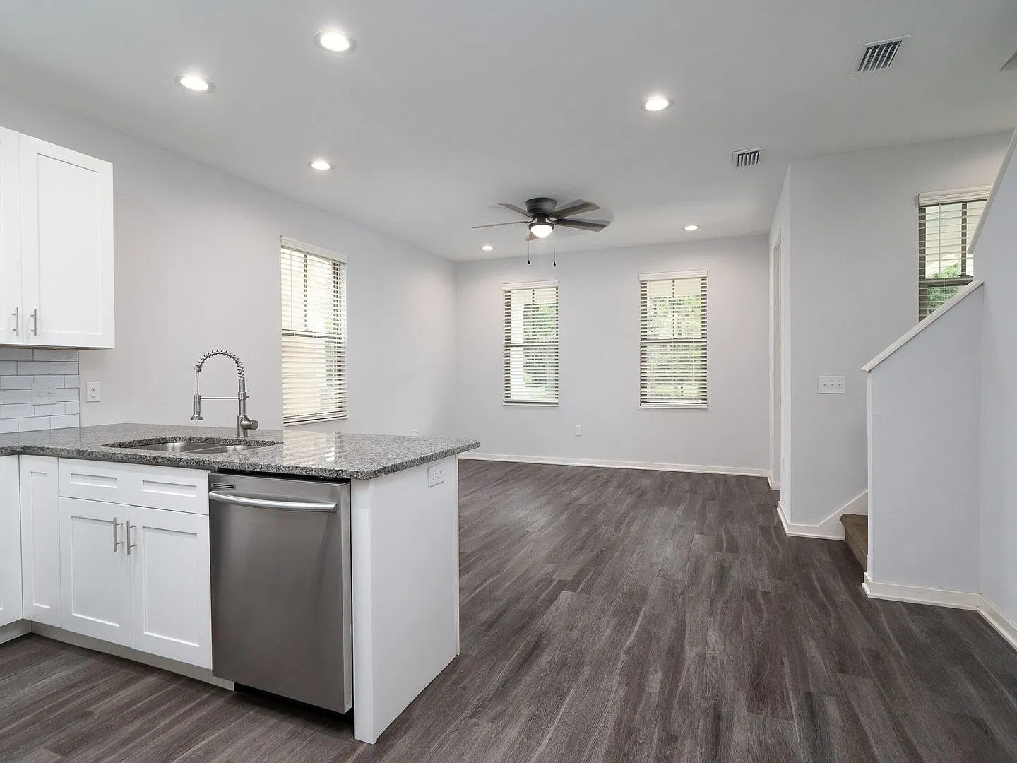 Porter's Lakeside - Luxury 4 Bedroom, 4 Bathroom House — Photo 4