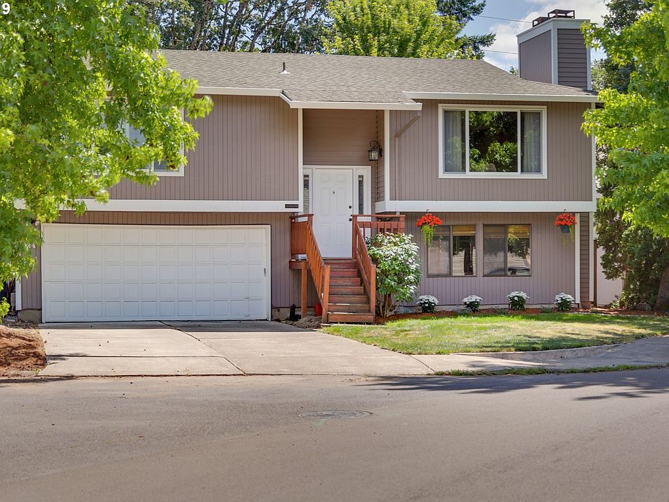 1st image of 324 NE Hyde Cir