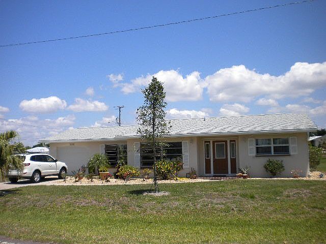 Great in town location!