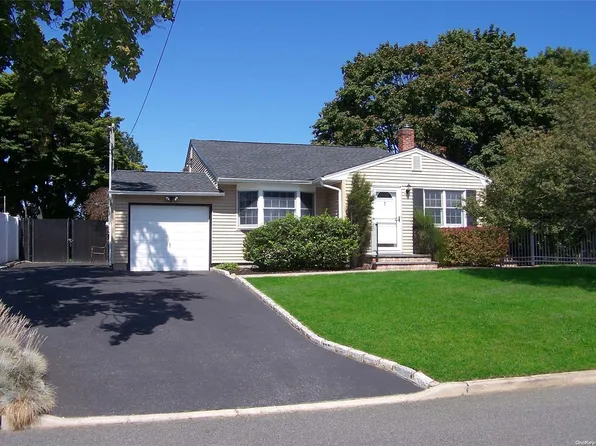 5 Peary Lane, Kings Park, NY 11754