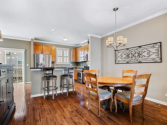 5th image of 218 Wildflower St