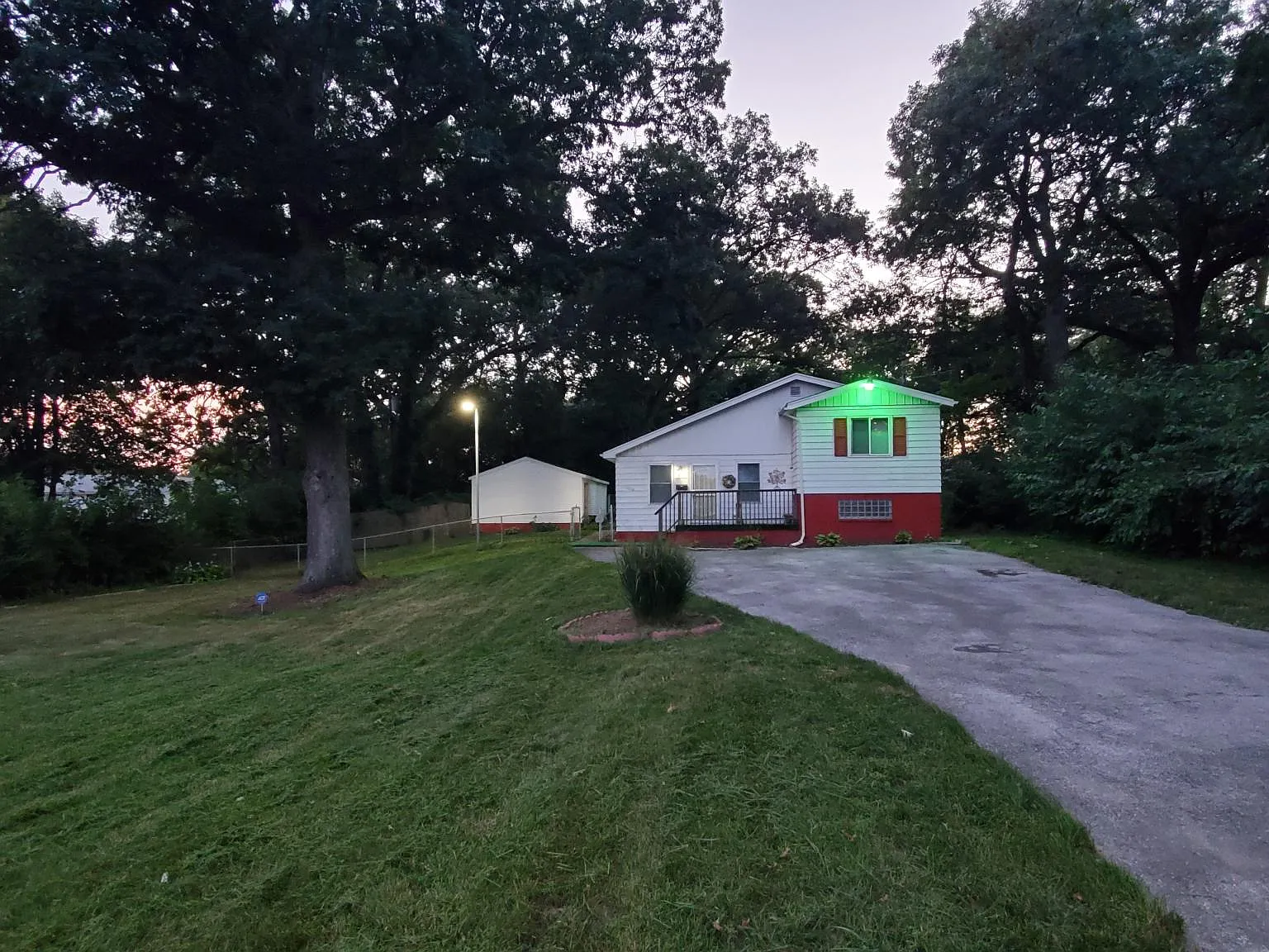 3 bed, 837 sqft, $1,350 — Photo 2