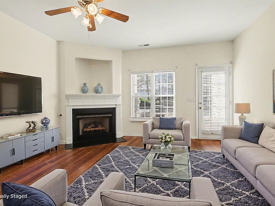 1st image of 229 Commons Dr