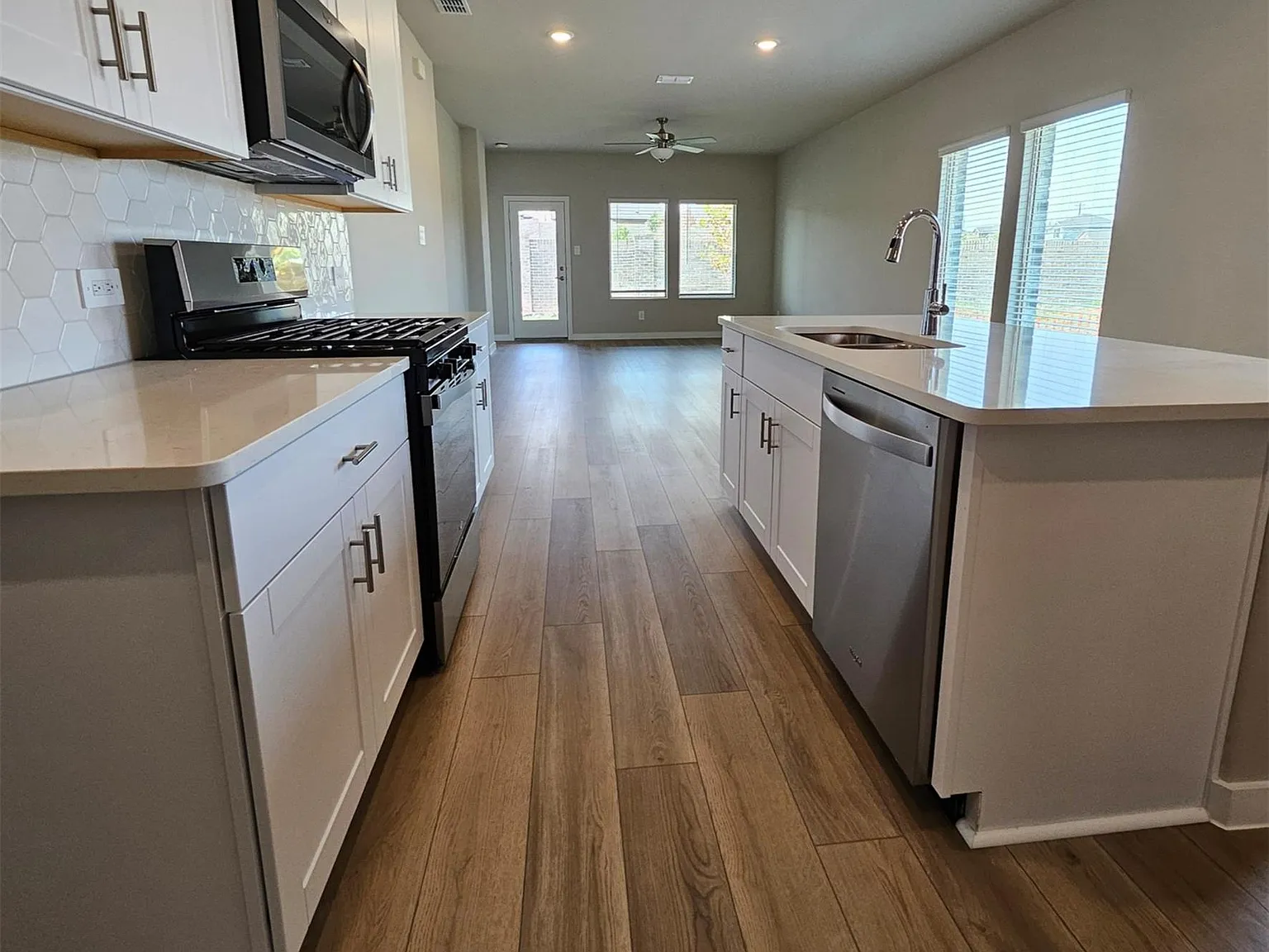 4 bed, 1605 sqft, $2,350 — Photo 4