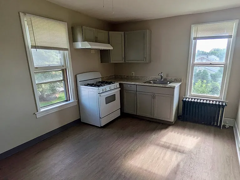 230 W Merchant St #C — Photo 7