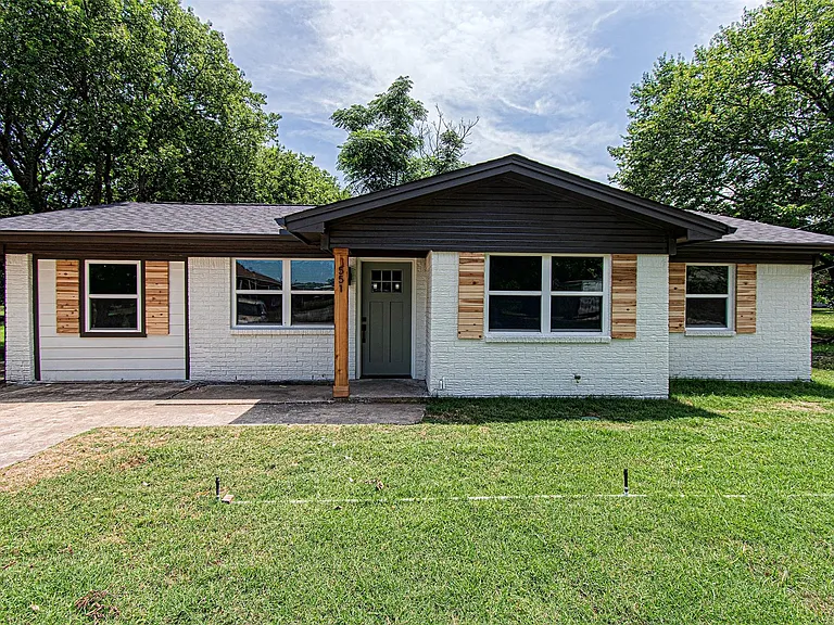 551 E Burks St — Photo 1