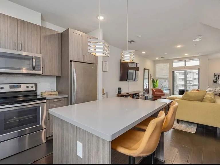 2401 Crawford St — Photo 4