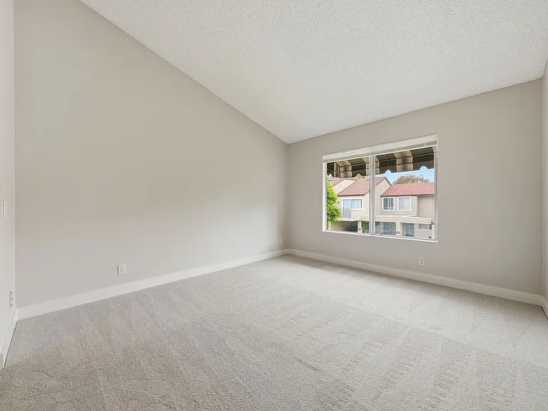 363 Stanford Ct — Photo 7