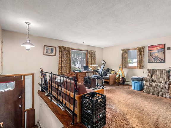 4th image of 10 Everett St