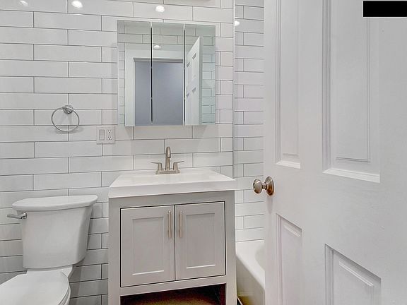 5th image of 247 Harman St APT 1L