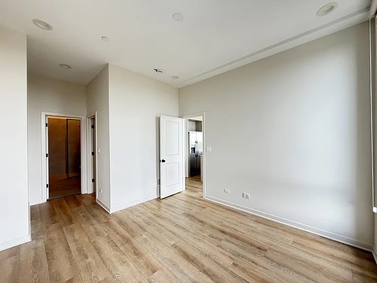 3207 N Narragansett Ave #504 — Photo 16