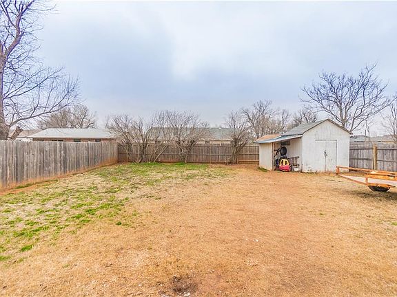 5th image of 425 E Hillcrest Ln