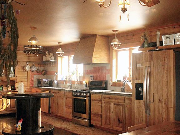 2nd image of 722 Valley Falls Rd