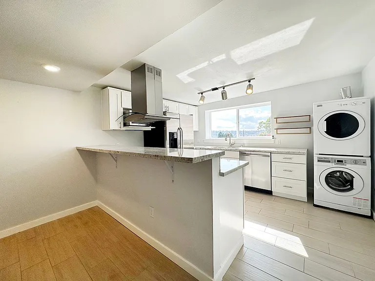 300 NW 47th St — Photo 4