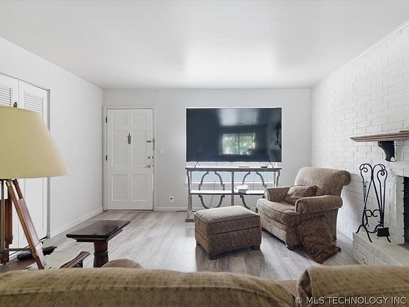 3rd image of 1107 E 45th Pl S #Su18
