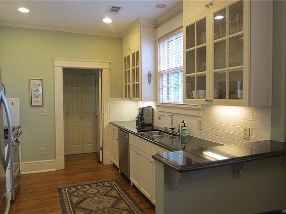 2nd image of 418 Thorn Pl