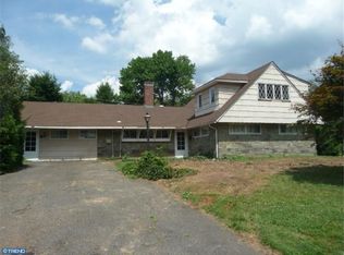 15 Rose Apple Rd, Levittown, PA 19056