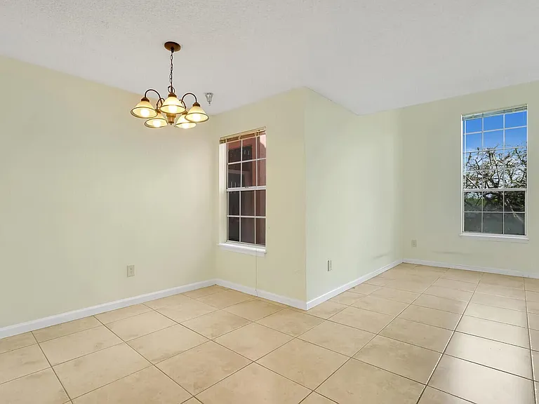 1385 Crystal Way #M — Photo 8