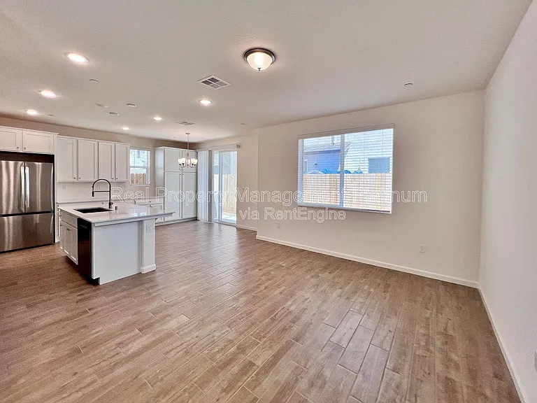6596 E Cresthaven Dr — Photo 3
