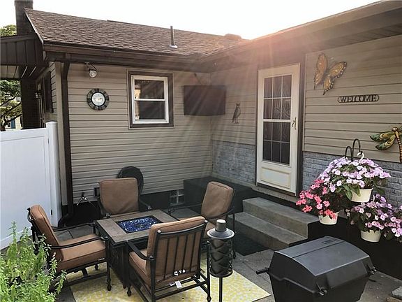 3rd image of 1006 W Clayton St