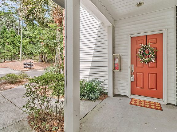 2nd image of 204 Golfview Ln