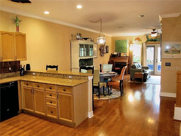 5th image of 130 Valencia Cir