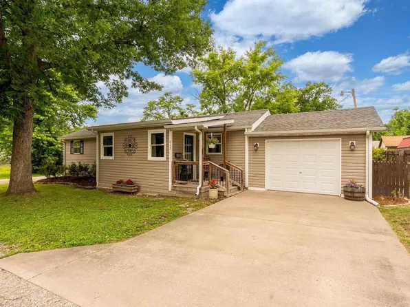 213 Texas Ave, Carterville, IL 62918