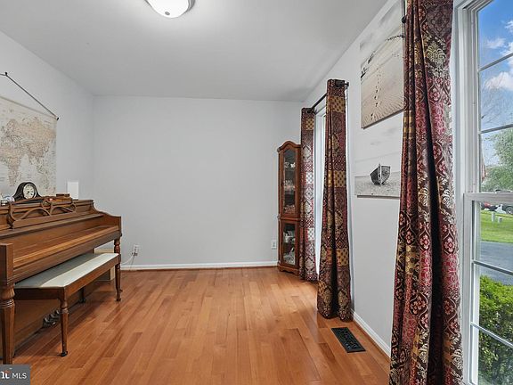 5th image of 8 New Brunswick Ct