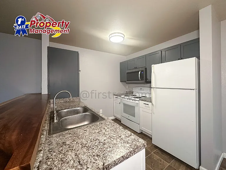 10154 W Garverdale Ln #201 — Photo 7