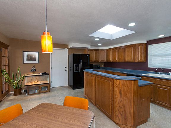 5th image of 810 N Hayden Dr