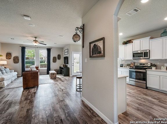 5th image of 305 Utica Way