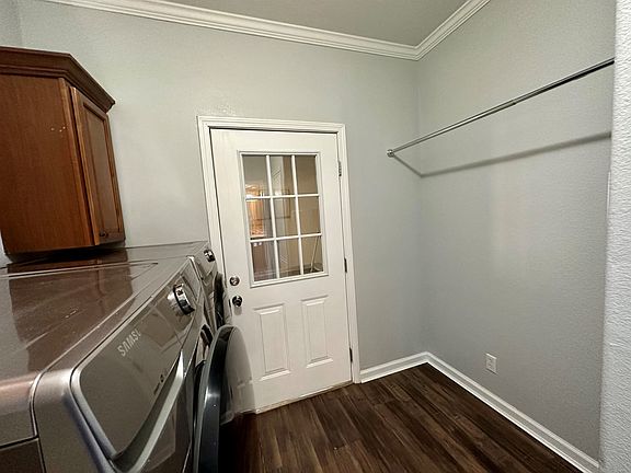 4th image of 108 E Beech St