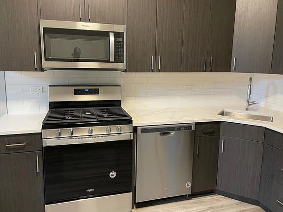 2nd image of 846 N Hoyne Ave APT 3R
